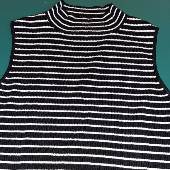 ✨3 for $20✨ Sleeveless mockneck - Picture 2 of 2